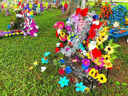Blumen auf Friedhof bei La Unión, El Salvador