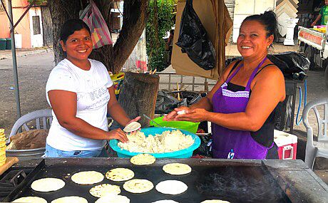 Tortilla-Bäckerinnen in Usulután