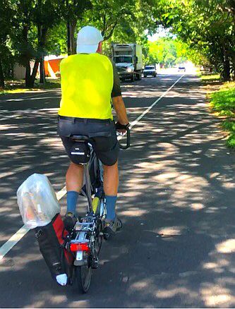 Radler auf Brompton-Faltrad auf der Carretera Panamericana bei Usulután, El Salvador