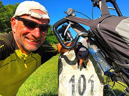 Chris an Kilometerstein 101 in El Salvador