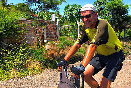 Chris on the Bike: auf dem Faltrad in El Salvador (Foto: Wolfgang Brandl)