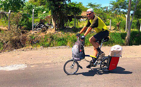 Chris on the Bike: auf dem Faltrad in El Salvador (Foto: Wolfgang Brandl)