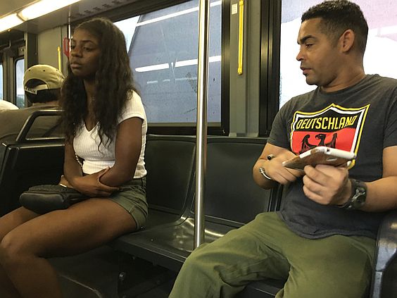 Im Bus von San Juan, Puerto Rico: Deutschland-Fan mit T-Shirt