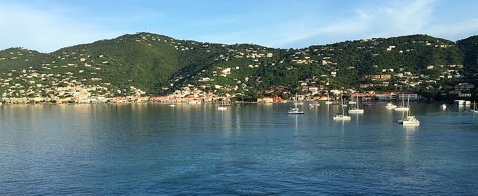 Einfahrt mit der Carnival Fascination in den Hafen von Charlotte Amalie, St. Thomas, US-Jungferninseln