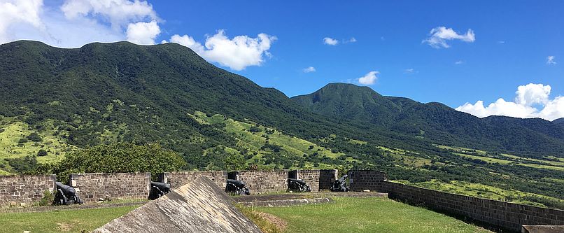 Blick auf Mount Liamuiga von Brimstone Hill Fortress, St. Kitts 