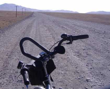 Schotterpiste auf dem Irkeshtam-Hochplateau