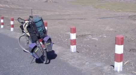 Zwei Rucksäcke auf einem Fahrrad 