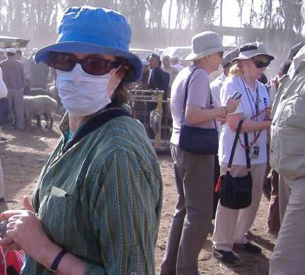 Touristin mit Atemmaske in Kashgar, China