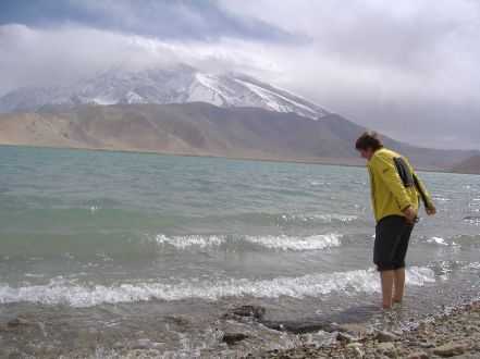 Miri im Karakul vor Muztag Ata (7546 m)