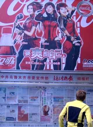 Miri vor chinesischer Wandzeitung
und Coca-Cola-Werbung