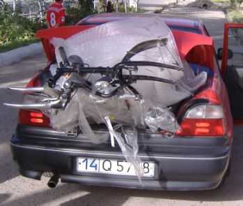 Fahrräder in Plastikfolie im Kofferraum, Samarkand, Usbekistan