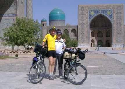 Christoph Gocke und Mirjam Müller auf dem Registan in Samarkand