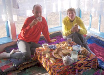 Frühstück im Homestay in Sary Tash 