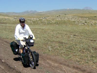 Miri on the Bike am Aragaz (4090 m)