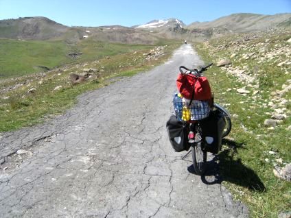 Am Aragaz (4090 m): Miri enteilt - wie stets über 3000 Metern, Armenien