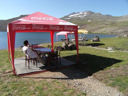 Miri im Restaurant am Kari Lich (Kari-See, Lake Qari; 3100 m) am Aragaz, Armenien