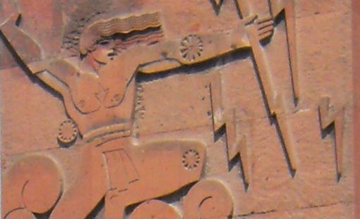 Amazone auf dem Mittelstreifen der Straße Jerewan - Sewan-See, Armenien