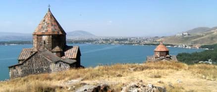Kloster-Insel mit Marienkirche (li.) und Apostelkirche am Sewan-See, Armenien