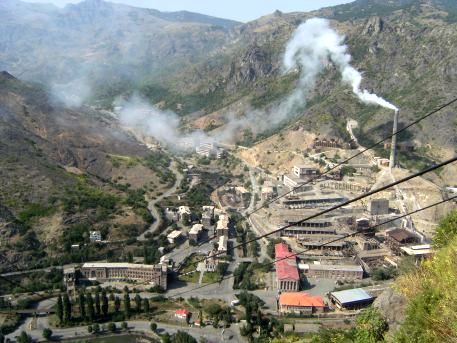 Alawerdi (Alaverdi, Alawerdy, Alaverdy, Allaverdy; früher Manes) mit stillgelegtem Kupfer-Werk aus der Kabinenbahn