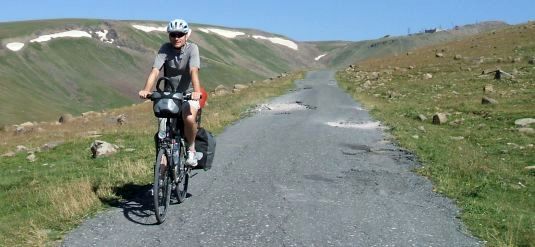 Chris on the Bike: Abfahrt vom Kari Lich am Aragaz, Armenien; Foto: Mirjam Müller
