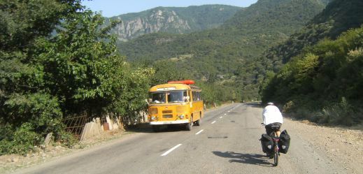 Miri on the Bike in der Debed-Schlucht: Gegenverkehr mit altem sowjetischen Bus