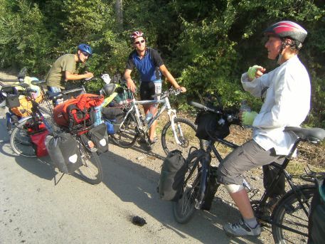 Kamil Zawierucha und Piotr Bucik mit Miri in der Debed-Schlucht, Armenien