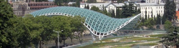 Schön sinnlos: im April 2010 eröffnete,  weitgehend ungenutzte Fußgängerbrücke des italienischen Architekten Michele de Lucchi über die Kura (Mtkwari, Mtkvari) in Tbilisi
