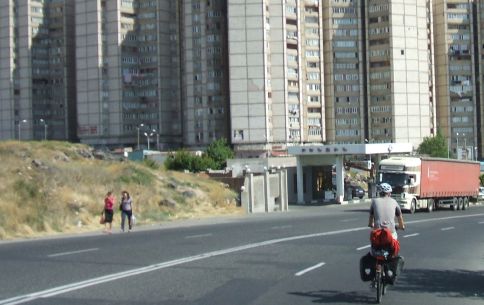 Chris on the Bike: Einfahrt in Jerewan; Foto: Mirjam Müller