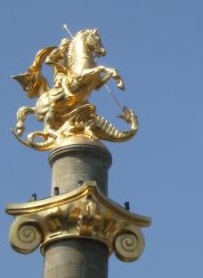 Vergoldete Georgs-Statue auf dem Freiheitsplatz in Tbilisi, Georgien