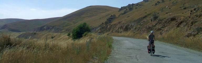 Chris on the Bike am Karmir-Pass (2176 m) bei Chambarak, Armenien; Foto: Mirjam Müller