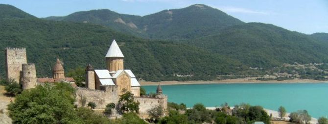 Festung Ananuri mit den beiden Kirchen, Georgien 