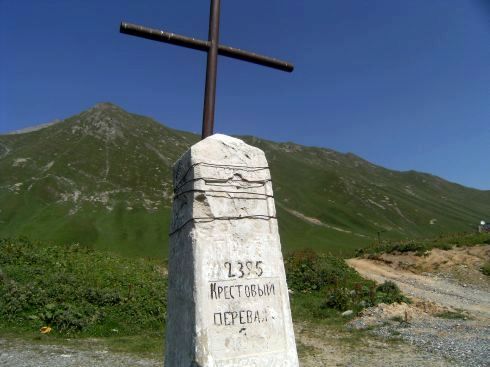 Gipfelkreuz auf dem Kreuzpass (Jvari-Pass, Dschwris ugheltechili; russisch Крестовый перевал/Krestowy perewal): 2395 Meter, Georgische Heerstraße, Georgien
