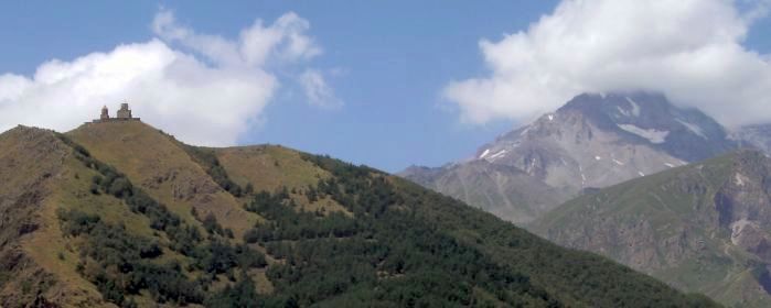 Kirche Tsminda Sameba (2170 m) bei Kasbegi/Stepanzminda und die Gipfel-Hülle des Kasbek (5047 m)