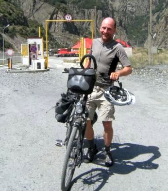 Christoph Gocke (Chris on the Bike) auf der georgischen Seite der für Ausländer geschlossenen russisch-georgischen Grenze bei Kasbegi (Kazbegi, seit 2006 eigentlich wieder Stepanzminda (Stepantsminda, Stepantsiminda, Stepandsminda) 2010