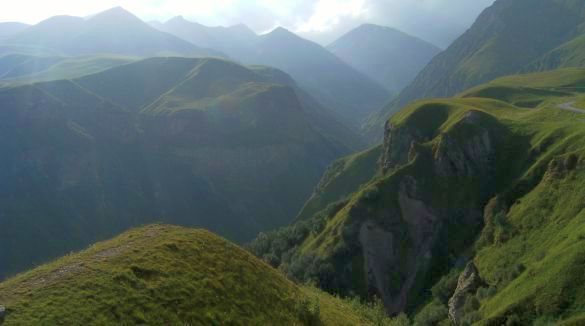 Blick in die Schlucht von Gudauri an der Georgischen Heerstraße, Georgien