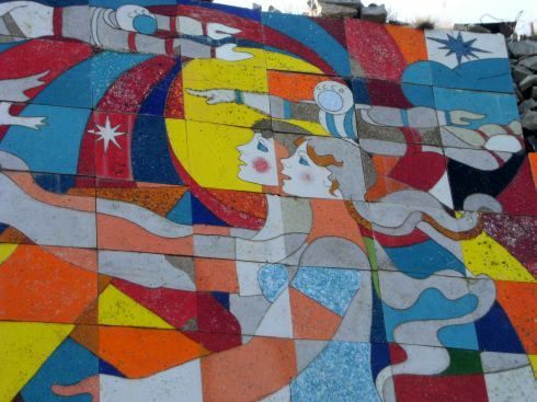 Teil des 70 Meter langen Denkmals zur Feier der 200jährigen russisch-georgischen Freundschaft an der Georgischen Heerstrasse auf der Aussichtsplattform über der Schlucht von Gudauri