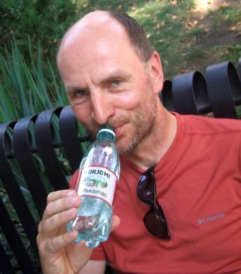 Chris und sein Lieblings-Mineralwasser Borjomi, Tbilisi, Georgien; Foto: Mirjam Müller