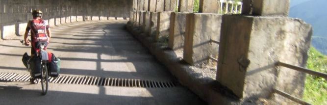 Andrej, polnischer Fern-Radler mit polnischer Fahne, in der Galerie bei Gudauri auf der Georgischen Heerstraße, Georgien