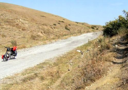 Vergleich des maroden Zustands der Straße zwischen Mzcheta und Gori, hier: 2010; Georgien