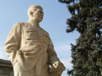 Kleines Stalin-Denkmal vor dem Stalin-Museum in Gori