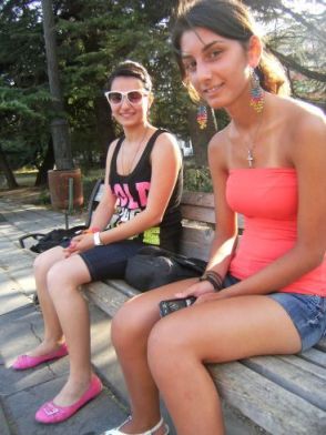 Zwei Schülerinnen, Marie (links) und ihre Freundin, warten vor dem Stalin-Museum auf Touristen in Stalins Geburtstadt Gori, Georgien