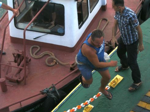 Russischer Passagier springt vom Hafenboot auf die Klappe der Guniz