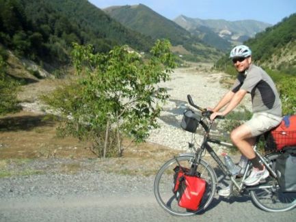Chris on the Bike auf der Brücke bei Chartali, Georgische Heerstraße, Georgien; Foto: Mirjam Müller