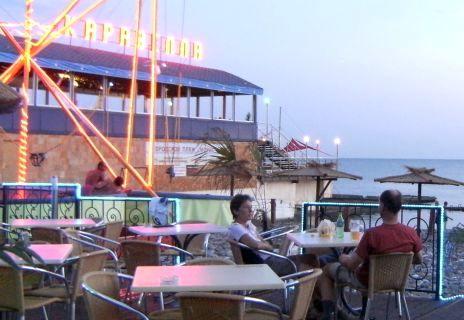 Abendessen an der Strandpromenade von Sotschi, Russland