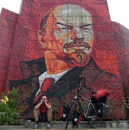 Christoph Gocke vor dem großen Lenin-Denkmal von Sotschi, Russland