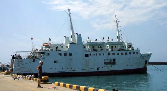 Christoph Gocke vor der türkischen Fähre Guniz im internationalen Hafen von Sotschi; Foto: Mirjam Müller