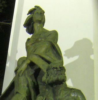 Illuminiertes Kriegerdenkmal bei Nacht in der Nähe von Noworossijsk, Russland