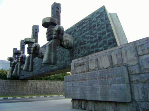 Großes Kriegs-Denkmal an der Ausfahrt von Noworossijsk, Russland