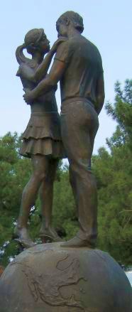 Liebespaar: Denkmal für die ersten Urlauber in Gelendschik (russisch Геленджик, Gelendzhik, Gelendjik, Gelenjik), Russland