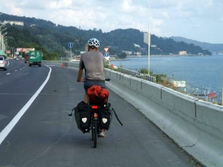 Chris on the Bike auf der Uferstraße zwischen Sotschi und Adler, Russland; Foto: Mirjam Müller